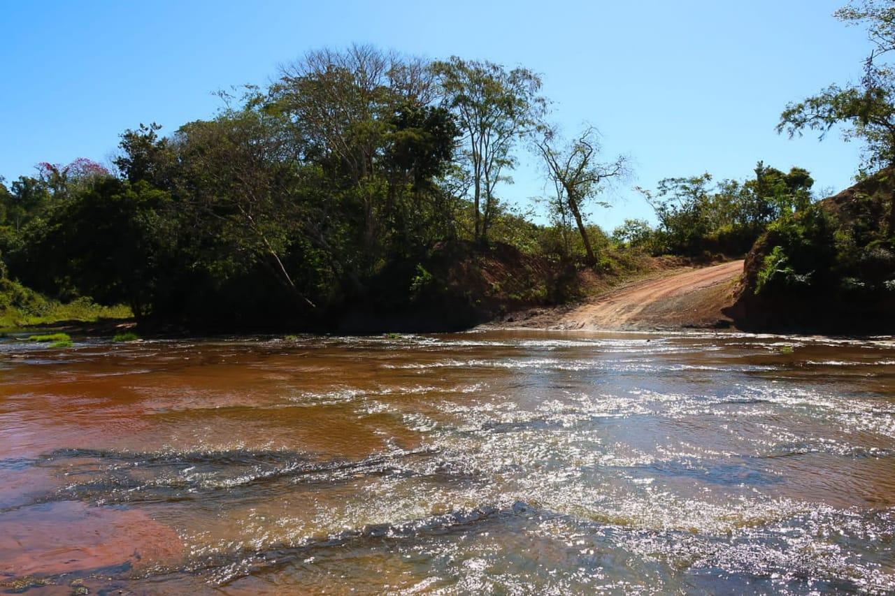 Caminho até a fazenda passa pelo Rio de Peixe. Foto: Marcos Ermínio/Jornal Midiamax