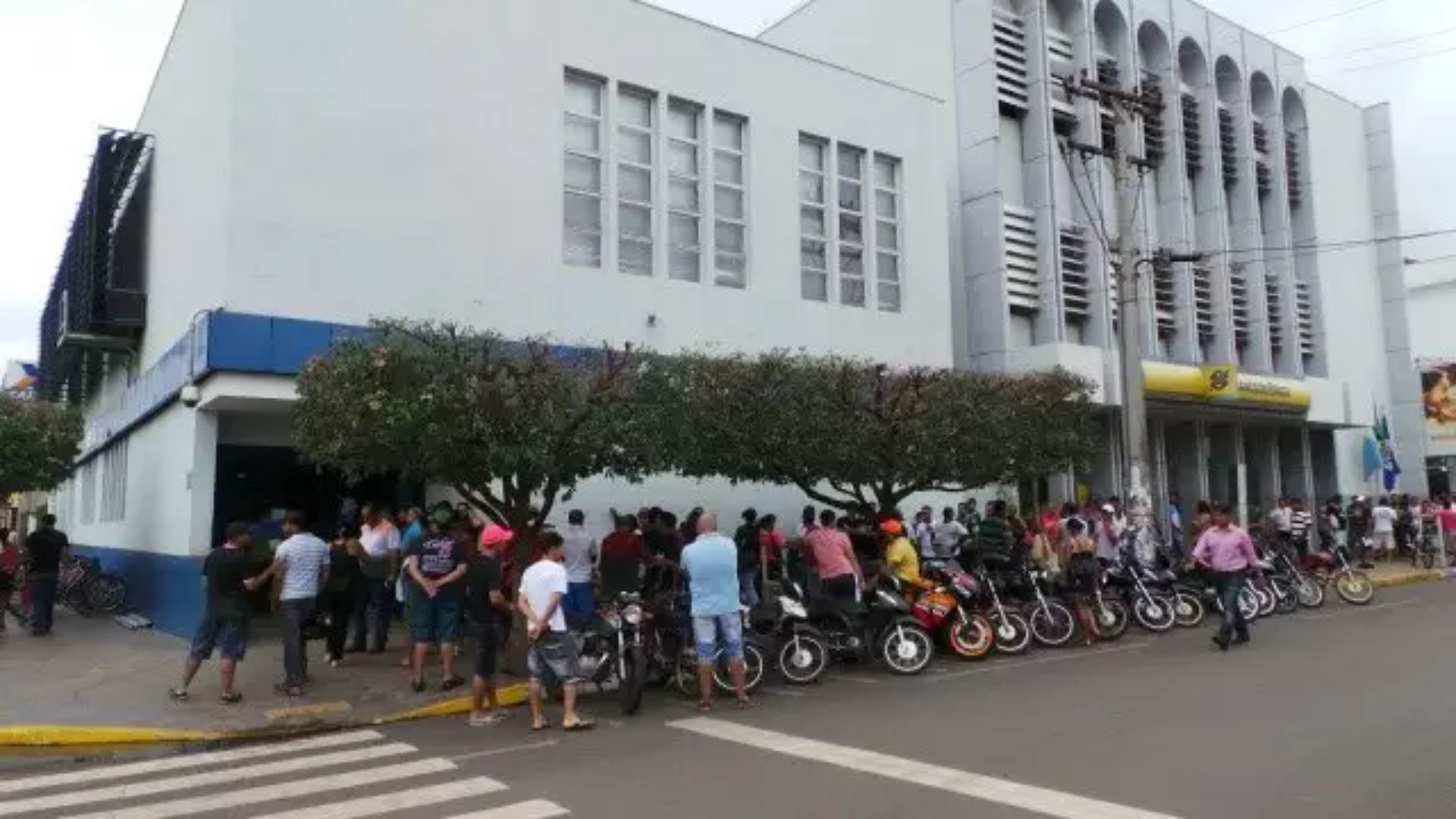 Fila de funcionários demitidos da UFN3 para negociar rescisão (Foto: Perfil News/Arquivo)