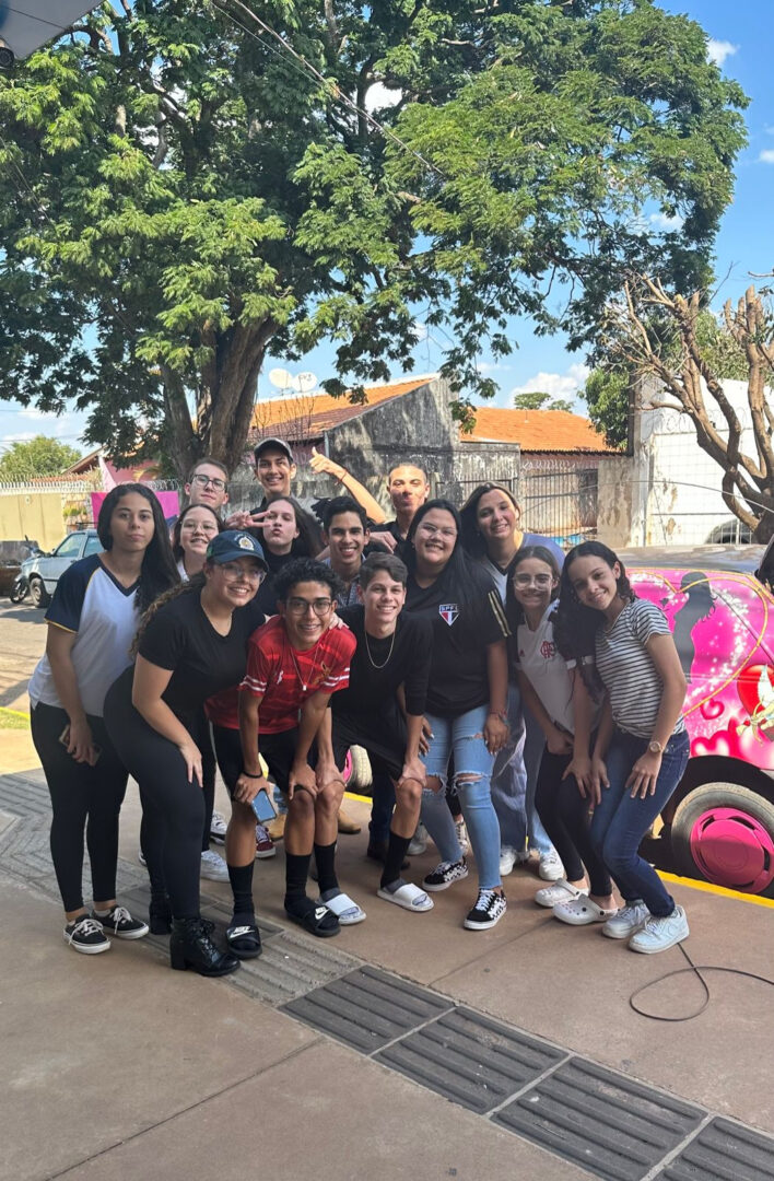 Amigos e Mariana no dia da homenagem - (Foto: Arquivo Pessoal) aluna