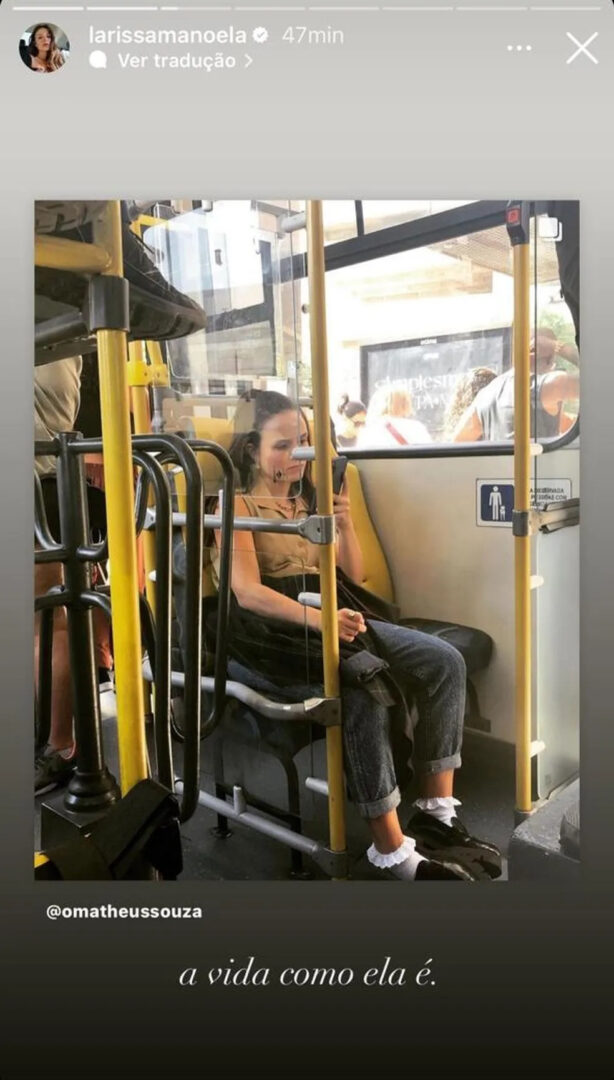 larissa manoela em ônibus