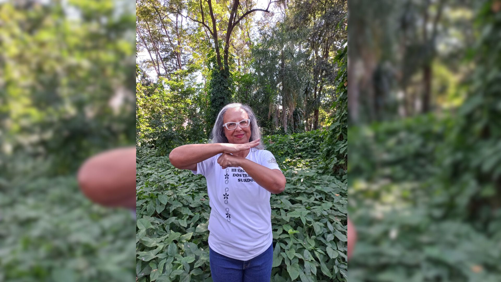 Shirley se comunicando em Libras