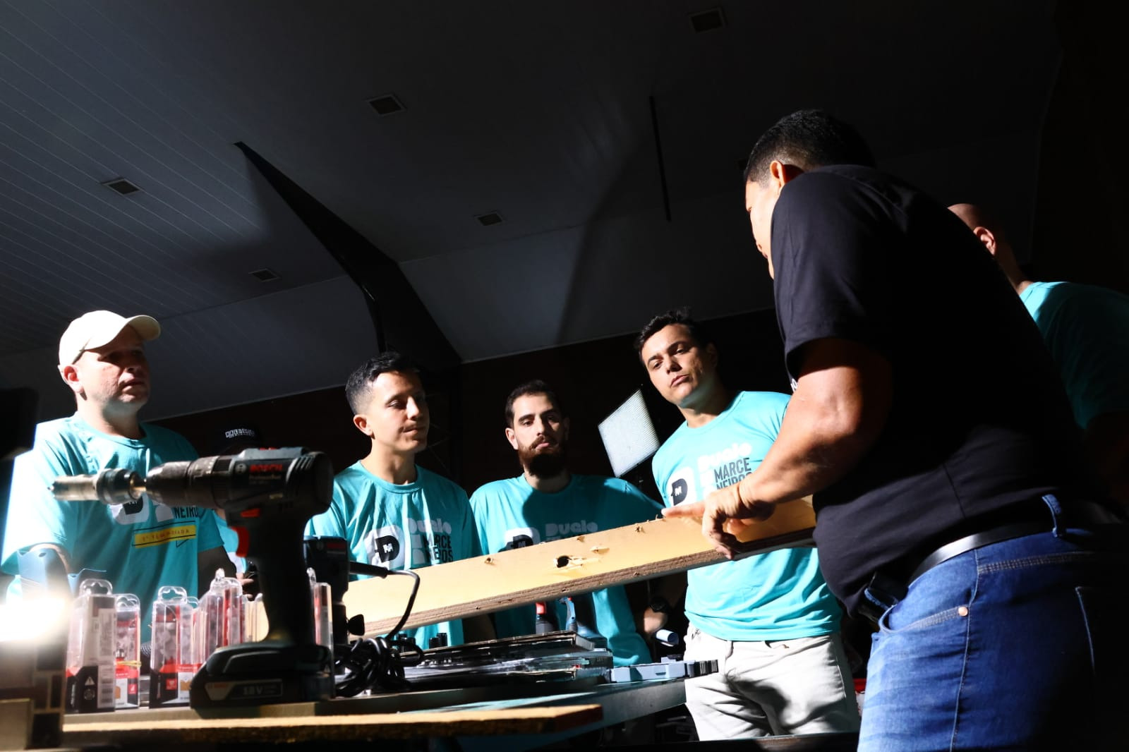 Participantes receberam instruções sobre equipamentos e materiais antes do início das gravações - (Fotos: Alicce Rodrigues, Jornal Midiamax) Duelo de marceneiros reality show em campo grande
