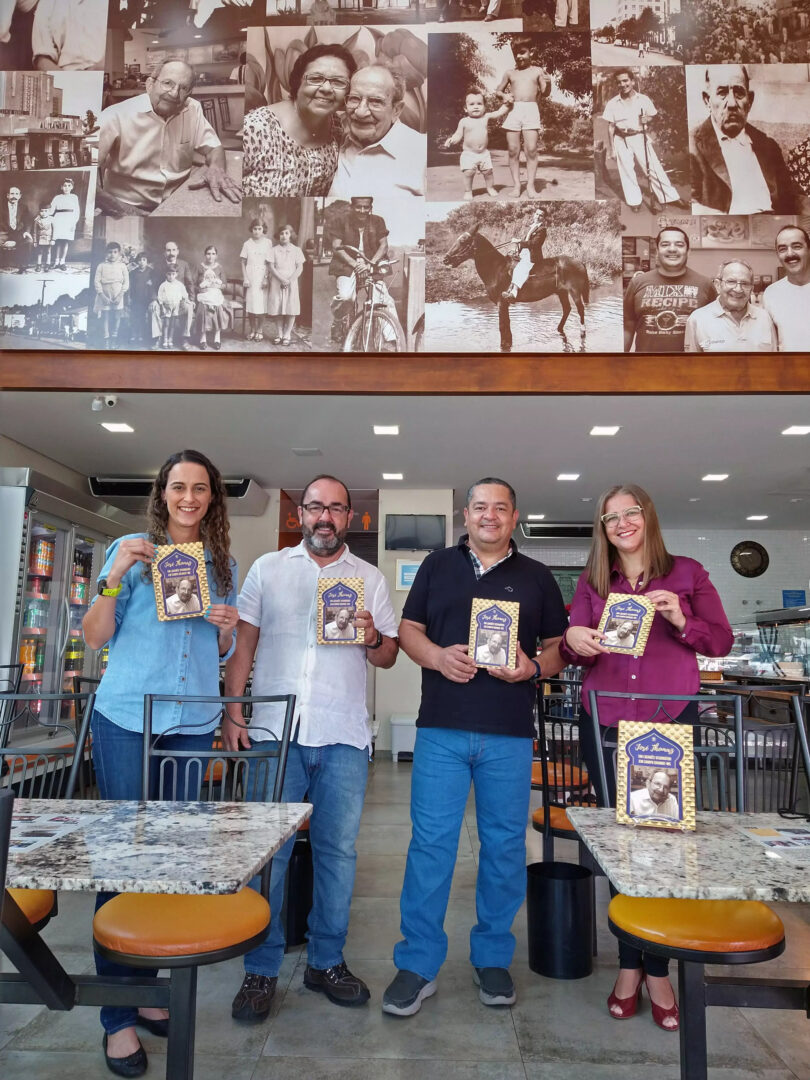 Autoras do livro e parte da família no estabelecimento (Foto: Raquel de Souza)