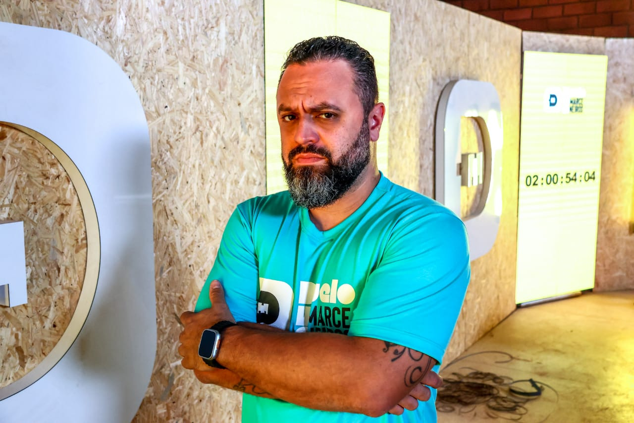 Bernardo no set de gravações do "Duelo de Marceneiros" - (Foto: Alicce Rodrigues, Jornal Midiamax)
