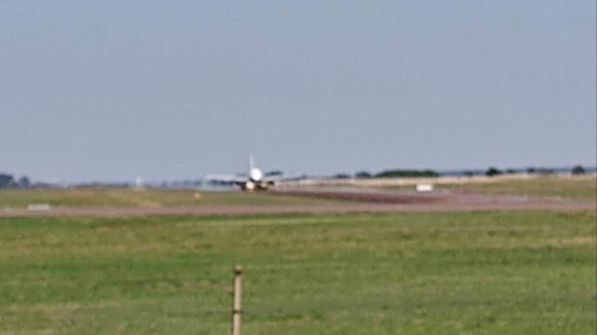 avião na pista