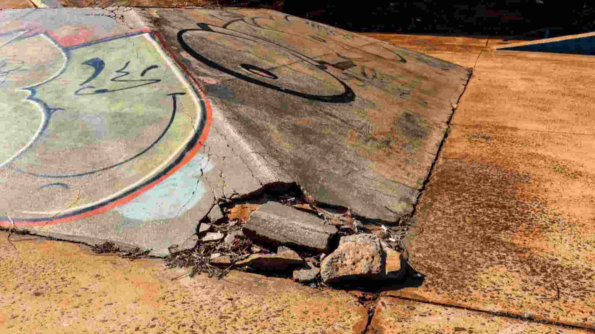danos na pista de skate