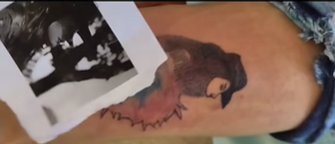 Referência à esquerda e tatuagem à direita - (Foto: Reprodução das Redes Sociais) Ana Castela
