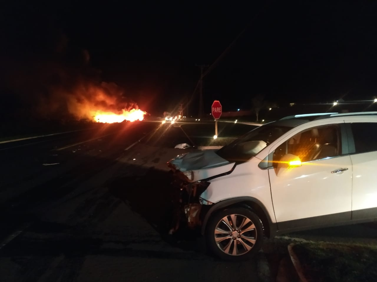 Chevrolet envolvido no acidente - (Foto: Fala Povo, Midiamax) carreta fogo