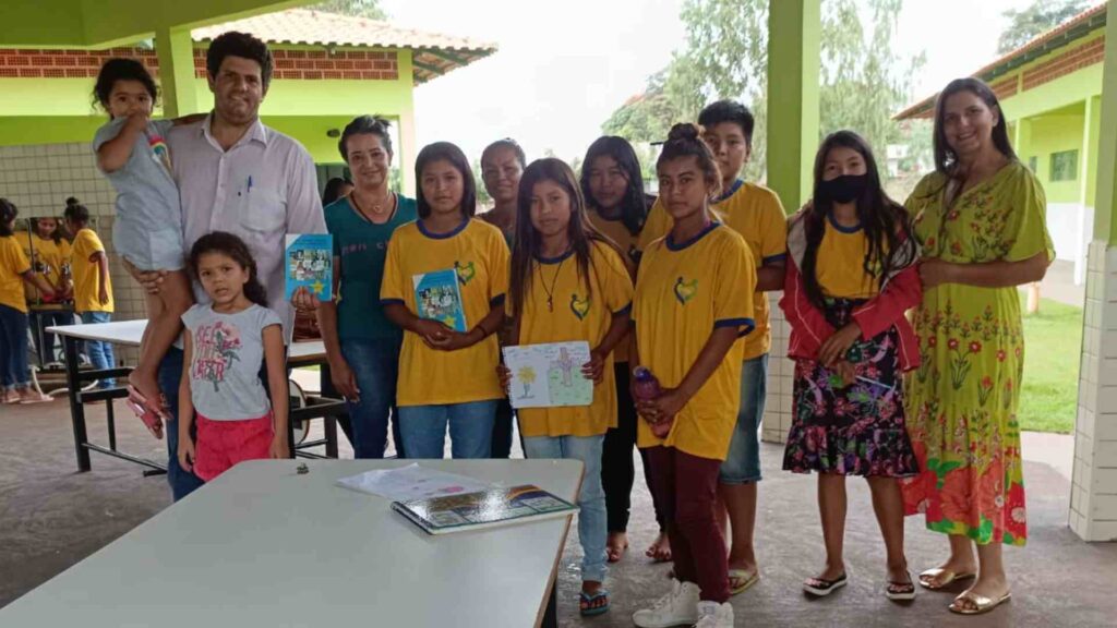 Professor em escola da Aldeia Porto Lindo, em Japorã, no mês de abril de 2023. (Wagner Chagas/Arquivo Pessoal)