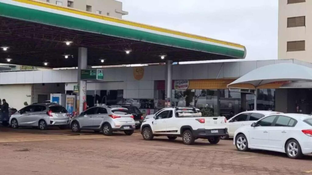 Fila em posto de gasolina 