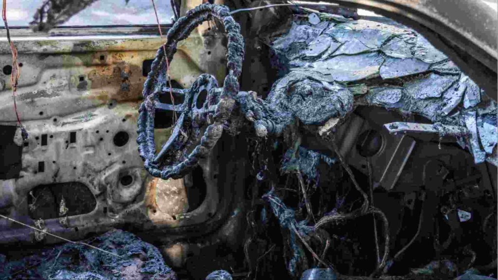 carro destruido