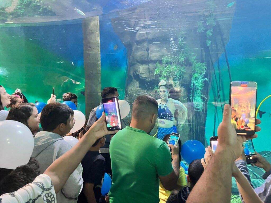 Todo mundo quis garantir sua foto da sereia - (Foto: Bioparque Pantanal)