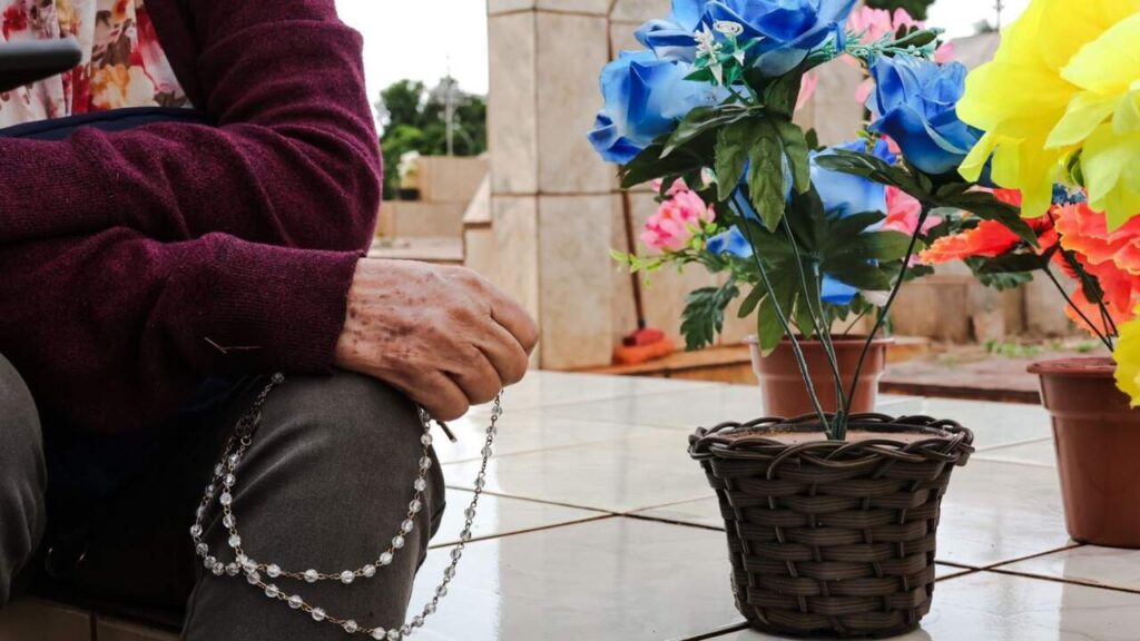 Na data, aqueles que ficaram aproveitam para prestar homenagens para quem não está mais entre nós (Foto: Madu Livramento, Midiamax)