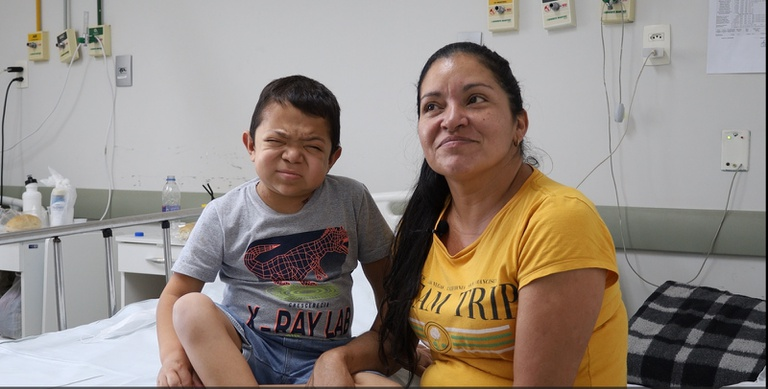 Allifer e a mãe no hospital - (Foto: Humap)