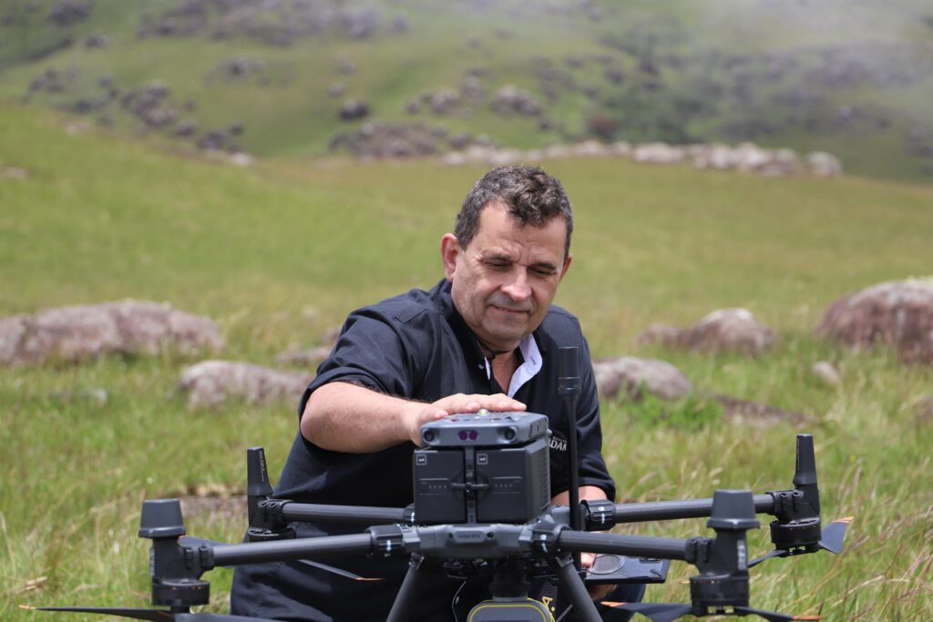 O atributo alt desta imagem está vazio. O nome do arquivo é Foto-2-Urandir-Fernandes-de-Oliveira-e-o-drone-equipado-com-a-tecnologia-LIDAR-1024x683.jpg