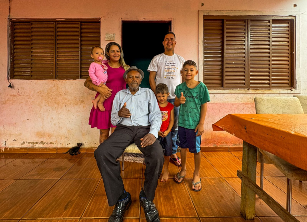 Antônio e parte da família que mora com ele - (Foto: Alicce Rodrigues, Jornal Midiamax)