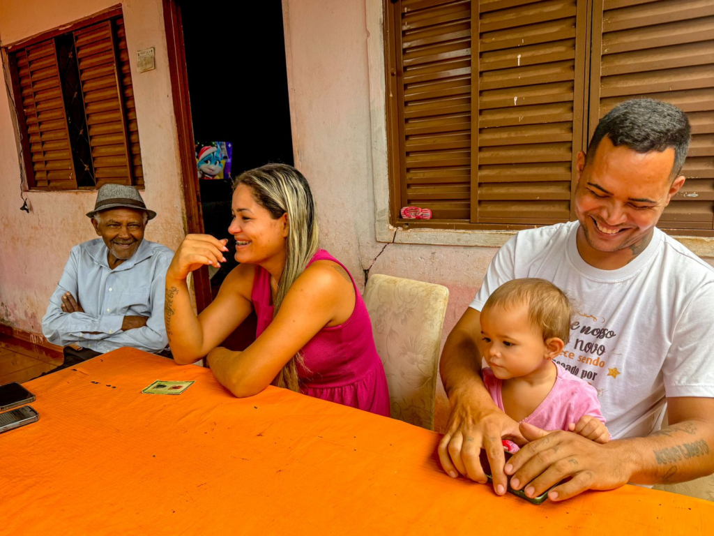 Familiares adoram a companhia do centenário e se divertem com ele - (Foto: Alicce Rodrigues, Jornal Midiamax)