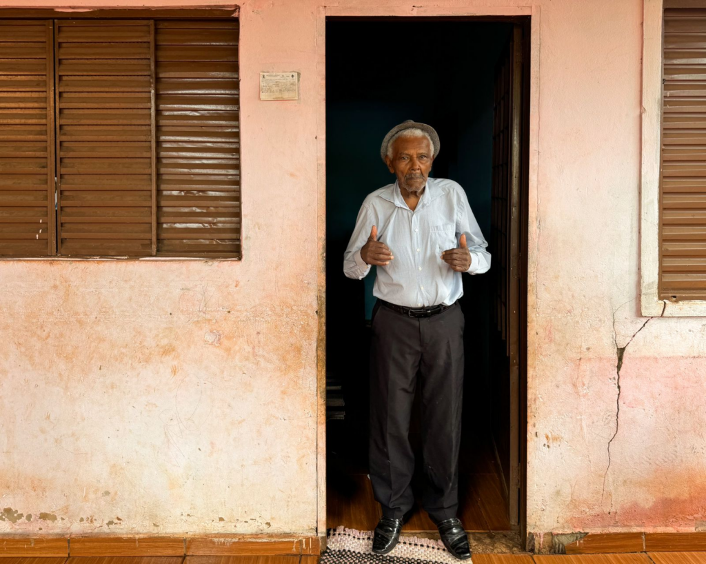 Idoso não tem dificuldade alguma para ficar em pé - (Foto: Alicce Rodrigues, Jornal Midiamax)