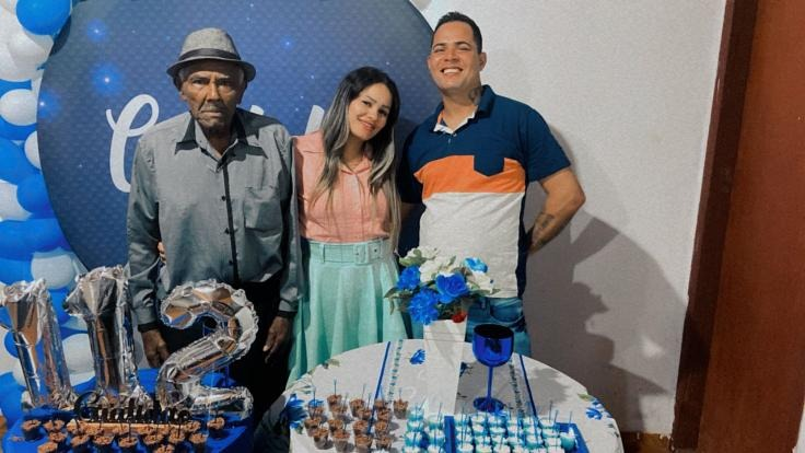 José, a neta Patrícia e o esposo dela, na festa de 112 anos, realizada em junho deste ano - (Foto: Arquivo Pessoal)
