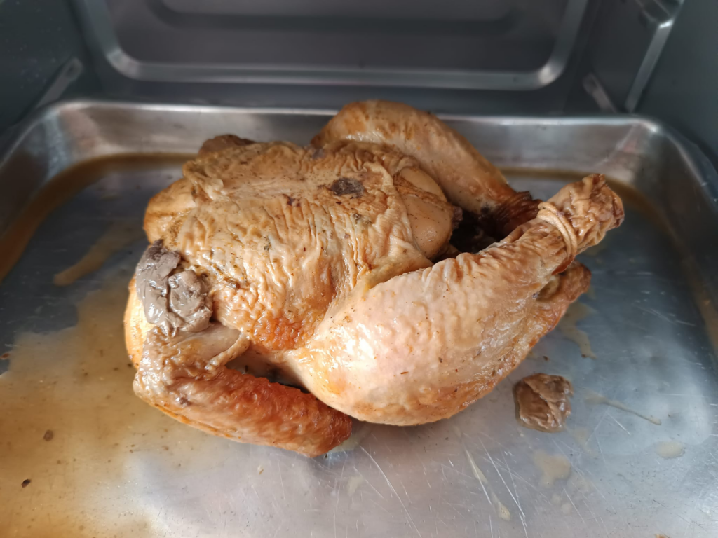 Frango "assado" entregue pela loja estava cru - (Foto: Reprodução das Redes Sociais)